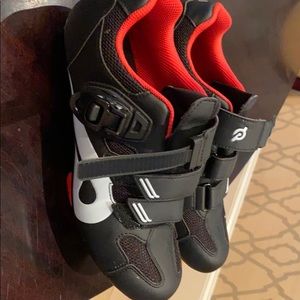Women’s Peloton spinning shoes size 39.